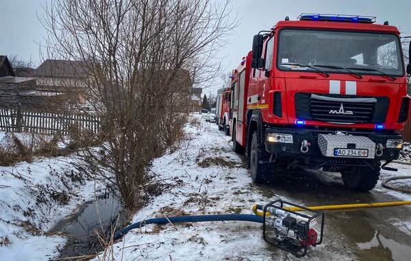 На Рахівщині вогонь знищив дах літньої кухні та дві тонни сіна