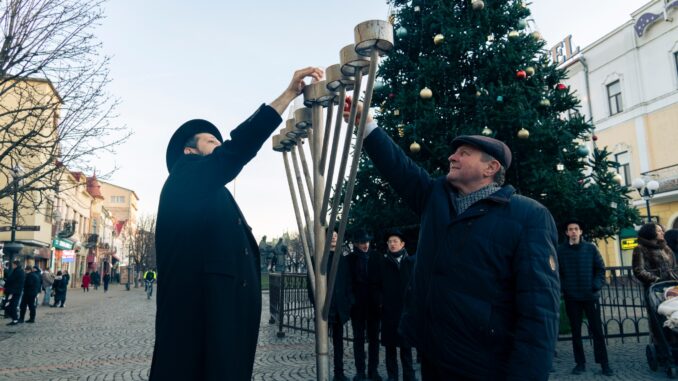 На центральній площі Мукачева відзначили традиційне єврейське свято Хануки_ Ужгород24