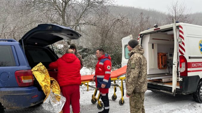 На Закарпатті врятували життя чоловіка, який упав у прірву поблизу кордону з Румунією новини Ужгород24