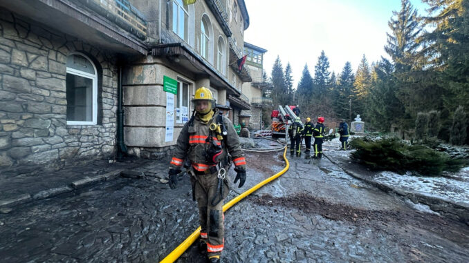 Пожежу в санаторії на Прикарпатті ліквідували, евакуйовано 102 людини_Ужгород24