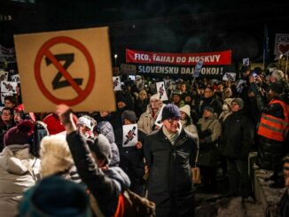 «Ми не Росія», «Ми не російська ганчірка»: Тисячі словаків протестують проти проросійської політики _Ужгород24