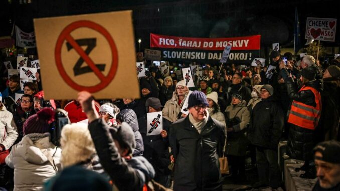 «Ми не Росія», «Ми не російська ганчірка»: Тисячі словаків протестують проти проросійської політики _Ужгород24