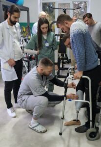 Нове життя завдяки 3D-протезам. На Закарпатті протезують захисників України