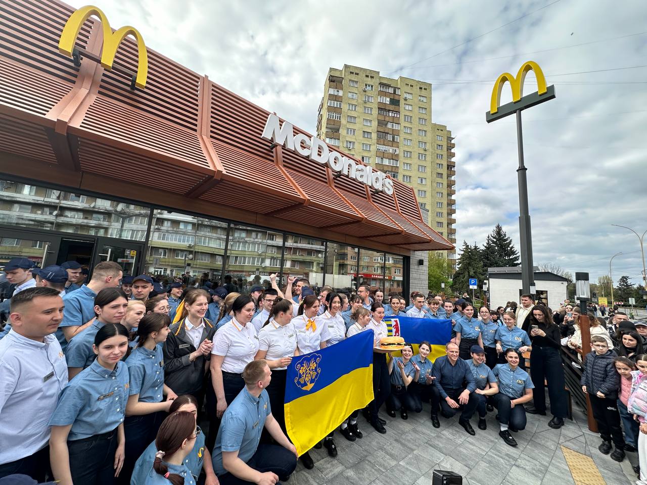 Порно аспаз пицца жеткізуші қызды трахает Порно: Транссексуалды трахается в жопу