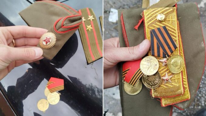 У Міжгір’ї двоє чоловіків прогулювались у формі СРСР — відкрито провадження (фото) У Міжгір’ї двоє чоловіків прогулювались у формі СРСР — відкрито провадження (фото)