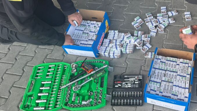 Закарпатець сховав сигарети в авто, щоб переправити через кордон, але провалився Закарпатець сховав сигарети в авто, щоб переправити через кордон, але провалився