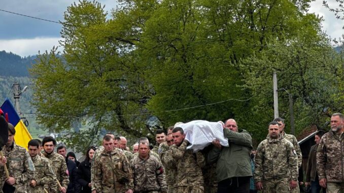 У Ясінянській громаді попрощалися з Героєм ЗСУ Олексієм Боклажуком У Ясінянській громаді попрощалися з Героєм ЗСУ Олексієм Боклажуком