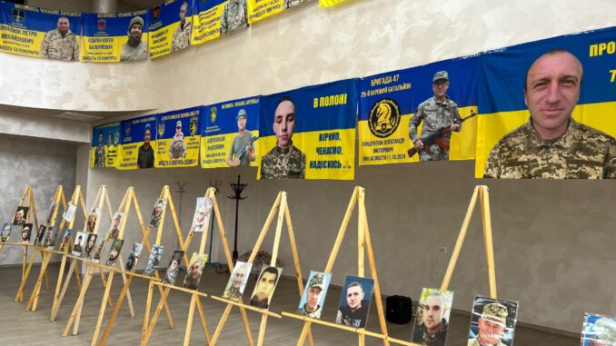 Діалог, що дає надію: у Ярмолинцях відбулася зустріч з родинами полонених і зниклих Захисників Діалог, що дає надію: у Ярмолинцях відбулася зустріч з родинами полонених і зниклих Захисників