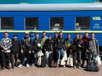 1000 дітей — 1000 маршрутів у безпечніше дитинство. Саме стільки юних пасажирів від початку року безкоштовно перевезла Укрзалізниця з прифронтових громад до більш спокійних регіонів України.