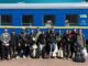 1000 дітей — 1000 маршрутів у безпечніше дитинство. Саме стільки юних пасажирів від початку року безкоштовно перевезла Укрзалізниця з прифронтових громад до більш спокійних регіонів України.