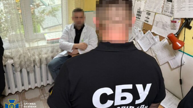 "Фальшиві діагнози за валюту": на Закарпатті СБУ затримала лікаря, який допомагав ухилянтам "Фальшиві діагнози за валюту": на Закарпатті СБУ затримала лікаря, який допомагав ухилянтам
