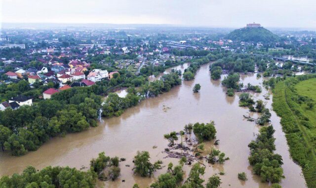 Закарпаття під загрозою підтоплень: після злив різко піднявся рівень води у річках Закарпаття під загрозою підтоплень: після злив різко піднявся рівень води у річках