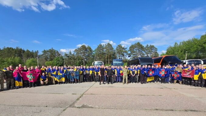 Повернення додому: Україна розпочала масштабний обмін полоненими — перші 390 вже вдома Повернення додому: Україна розпочала масштабний обмін полоненими — перші 390 вже вдома