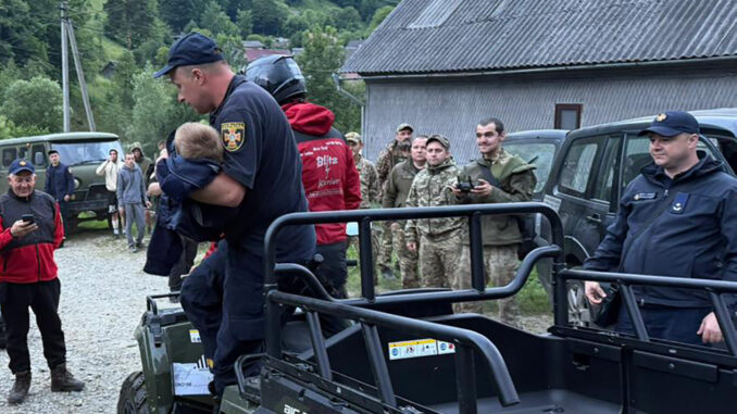 Дивовижний порятунок на Закарпатті: 2-річного Юрчика знайшли живим після нічних пошуків Дивовижний порятунок на Закарпатті: 2-річного Юрчика знайшли живим після нічних пошуків
