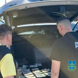 30-річному інспектору Територіального сервісного центру 2141 (Ужгород) повідомлено про підозру у вимаганні та отриманні неправомірної вигоди за вплив на прийняття рішень посадовими особами.