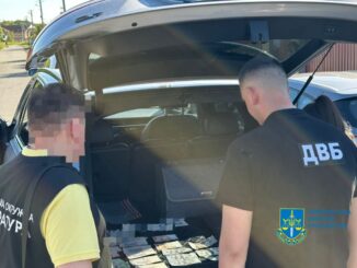 30-річному інспектору Територіального сервісного центру 2141 (Ужгород) повідомлено про підозру у вимаганні та отриманні неправомірної вигоди за вплив на прийняття рішень посадовими особами.