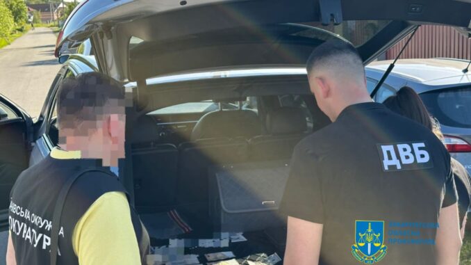 30-річному інспектору Територіального сервісного центру 2141 (Ужгород) повідомлено про підозру у вимаганні та отриманні неправомірної вигоди за вплив на прийняття рішень посадовими особами.