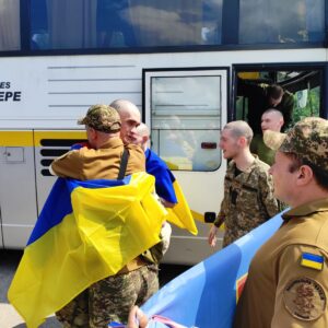 Повернення з неволі: Україна почала новий обмін полоненими з Росією (фото)