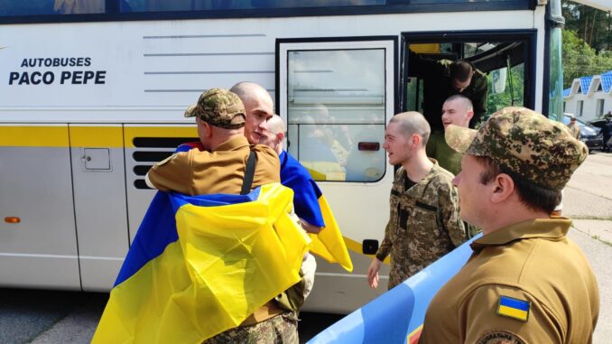 Повернення з неволі: Україна почала новий обмін полоненими з Росією (фото) Повернення з неволі: Україна почала новий обмін полоненими з Росією (фото)