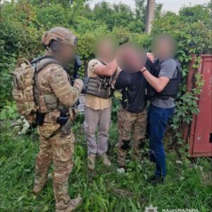 Замах серед білого дня: в Ужгороді ножем поранили підприємця, нападника затримали