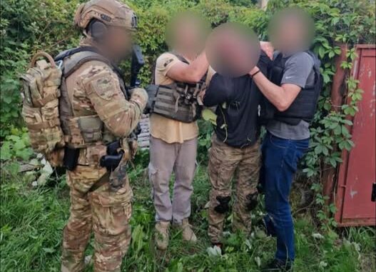 Замах серед білого дня: в Ужгороді ножем поранили підприємця, нападника затримали Замах серед білого дня: в Ужгороді ножем поранили підприємця, нападника затримали