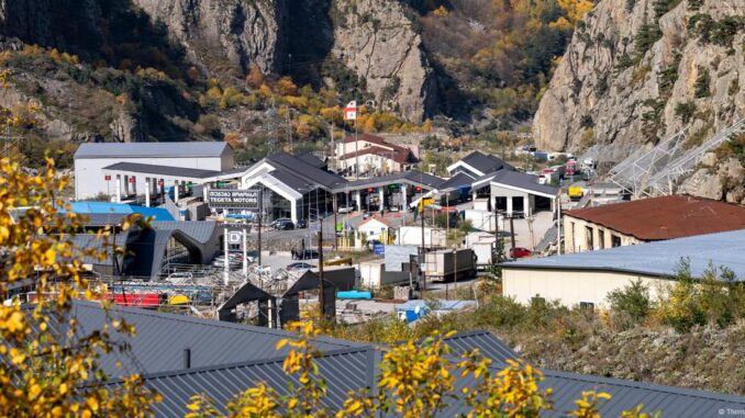 Українців, депортованих з РФ, утримують на кордоні з Грузією в антисанітарії: допомагають лише волонтери Українців, депортованих з РФ, утримують на кордоні з Грузією в антисанітарії: допомагають лише волонтери