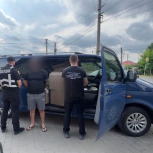 На Закарпатті прикордонники зупинили поширення 2500 пачок контрафактних сигарет