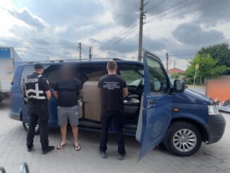 На Закарпатті прикордонники зупинили поширення 2500 пачок контрафактних сигарет