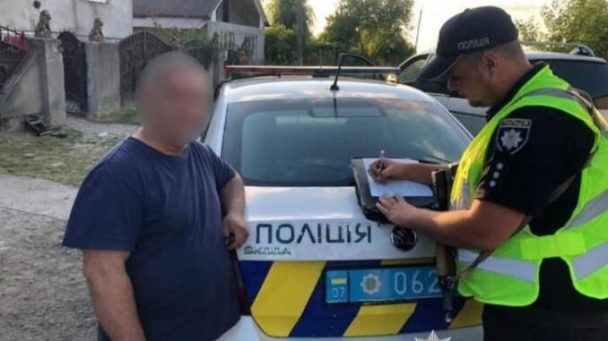 На Ужгородщині чоловік викинув шістьох цуценят у мішку — поліція притягнула його до відповідальності На Ужгородщині чоловік викинув шістьох цуценят у мішку — поліція притягнула його до відповідальності