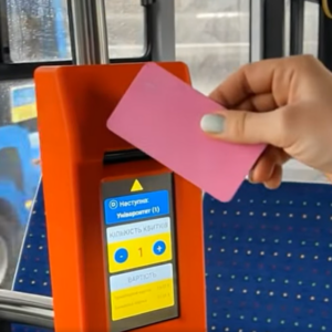 Без готівки та черг: в Ужгороді повноцінно запрацював електронний квиток у громадському транспорті