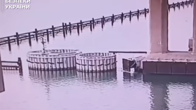 Третій удар СБУ по Кримському мосту: вибух під водою, 1100 кг вибухівки і жодних жертв Третій удар СБУ по Кримському мосту: вибух під водою, 1100 кг вибухівки і жодних жертв