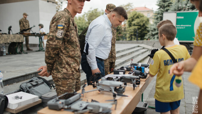 Безпечне літо — веселе літо: в Ужгороді пройшов “Фестиваль активного дитинства” за участі гвардійців Новини Ужгорода та Закарпаття Безпечне літо — веселе літо: в Ужгороді пройшов “Фестиваль активного дитинства” за участі гвардійців