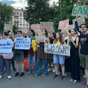 «Ганьба!» і ліхтарики під ОП: як українці протестували проти обмеження незалежності НАБУ і САП