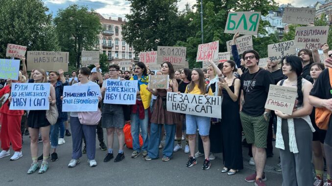 «Ганьба!» і ліхтарики під ОП: як українці протестували проти обмеження незалежності НАБУ і САП «Ганьба!» і ліхтарики під ОП: як українці протестували проти обмеження незалежності НАБУ і САП