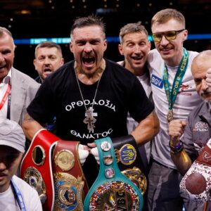 Усик знову абсолютний чемпіон світу! Дюбуа повалено — Україна святкує перемогу