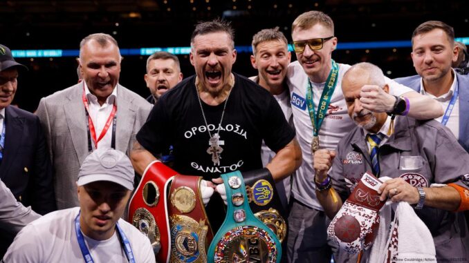 Усик знову абсолютний чемпіон світу! Дюбуа повалено — Україна святкує перемогу
