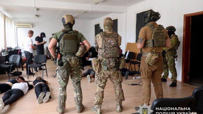 На Закарпатті судитимуть організатора та 18 учасників мережі шахрайських кол-центрів На Закарпатті судитимуть організатора та 18 учасників мережі шахрайських кол-центрів