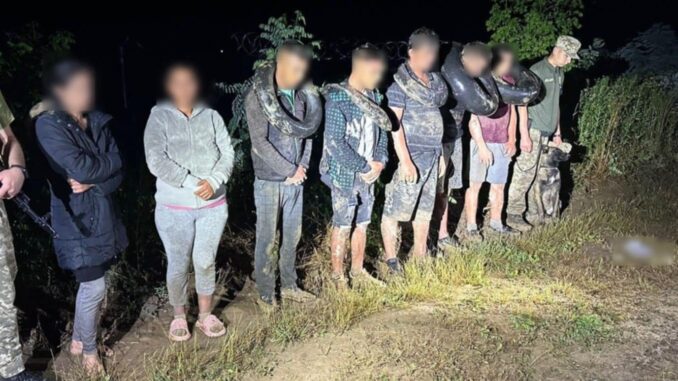 Водолази на кордоні: на Закарпатті затримали групу чоловіків, які намагалися вплав дістатися до Угорщини Водолази на кордоні: на Закарпатті затримали групу чоловіків, які намагалися вплав дістатися до Угорщини