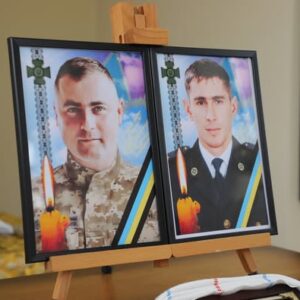 "Ми живі, доки жива пам’ять" — ці слова стали головним меседжем дня пам’яті у Чопському прикордонному загоні, де сьогодні вшанували двох полеглих побратимів — штаб-сержантів Леоніда Титоненка та Святослава Рубіша.