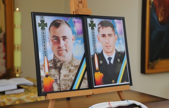 "Ми живі, доки жива пам’ять" — ці слова стали головним меседжем дня пам’яті у Чопському прикордонному загоні, де сьогодні вшанували двох полеглих побратимів — штаб-сержантів Леоніда Титоненка та Святослава Рубіша. "Ми живі, доки жива пам’ять" — ці слова стали головним меседжем дня пам’яті у Чопському прикордонному загоні, де сьогодні вшанували двох полеглих побратимів — штаб-сержантів Леоніда Титоненка та Святослава Рубіша.