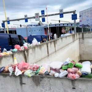На кордоні зі Словаччиною утворились купи конфіскованої їжі