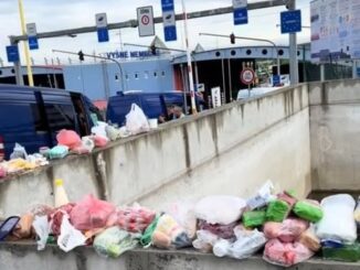 На кордоні зі Словаччиною утворились купи конфіскованої їжі