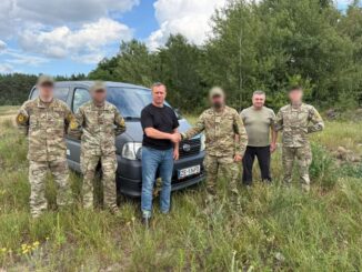 "Азовцям — від ужгородців": для захисників на передовій передали автомобіль від міської ради