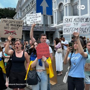 У Києві тривають масові акції протесту проти нещодавно ухваленого Верховною Радою закону, який, за словами учасників мітингу, загрожує незалежності НАБУ та Спеціалізованої антикорупційної прокуратури.