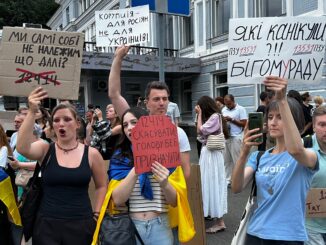 У Києві тривають масові акції протесту проти нещодавно ухваленого Верховною Радою закону, який, за словами учасників мітингу, загрожує незалежності НАБУ та Спеціалізованої антикорупційної прокуратури.