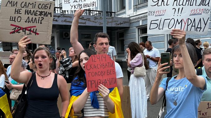 У Києві тривають масові акції протесту проти нещодавно ухваленого Верховною Радою закону, який, за словами учасників мітингу, загрожує незалежності НАБУ та Спеціалізованої антикорупційної прокуратури.