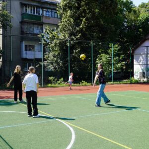 В Ужгороді завершують будівництво сучасного спортмайданчика на проспекті Свободи