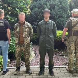 На кордоні поблизу Ужгорода затримали двох чоловіків у формі залізничників, які намагалися втекти за кордон