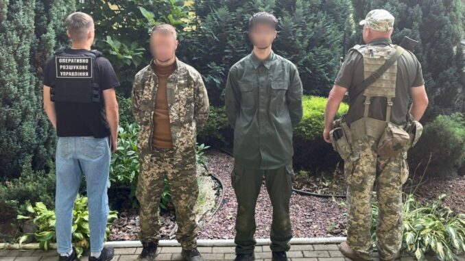 На кордоні поблизу Ужгорода затримали двох чоловіків у формі залізничників, які намагалися втекти за кордон