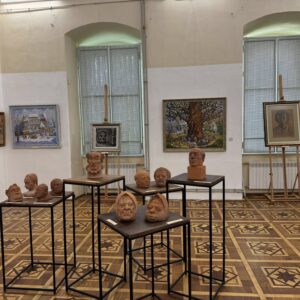 "Історія в кольорах": в Ужгороді відкрили ювілейну виставку Тараса Данилича "Традиції на полотні"